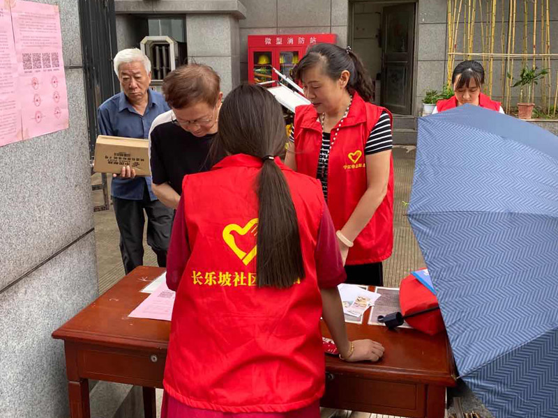 公司領(lǐng)導(dǎo)參加社區(qū)獻(xiàn)愛(ài)心捐款活動(dòng)